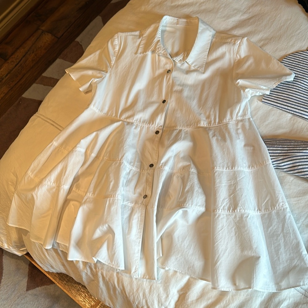 Top that is full and flowy. So can fit size 4 or 6. Cute on with leggings